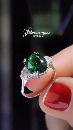 ชาโวไรท์ เป็นพลอยสีเขียวสดใสจากตระกูล Grossular Garnet ที่มีชื่อเสียงเรื่องความหายากและมูลค่าที่สูงขึ้นเรื่อย ๆ สีเขียวของมันโดดเด่นราวกับมรกต แต่มีความแวววาวและความคงทนมากกว่าในหลาย ๆ ด้าน แหวนพลอย ชาโวไรท์ (Tsavorite) สีเขียวสด 4.59 กะรัต มาพร้อมใบรับรอง AIGS ดีไซน์หรูหรา ประดับเพชรทรง Half Moon เม็ดละ 40 ตังค์ ที่ขับประกายพลอยหลักให้เจิดจรัสยิ่งขึ้น ได้รับความนิยมในหมู่นักสะสมและผู้ที่ชื่นชอบเครื่องประดับล้ำค่า ราคาพิเศษ 259,000 บาท สอบถามสั่งจองได้ที่เพชรชมพูจิวเวลรี่ -——————————————— ♦ เพชร