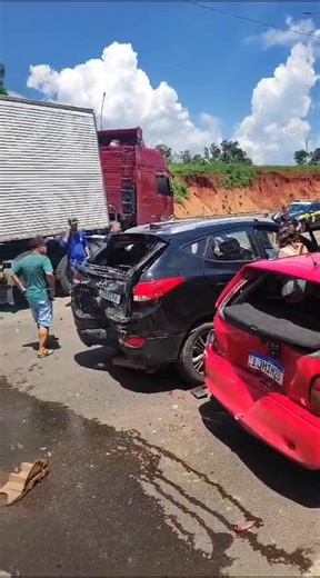 ACIDENTE NA BR-386 ENVOLVE VÁRIOS VEÍCULOS Nesta sexta-feira, 22 de dezembro, ocorreu um acidente na BR-386 em Lajeado, envolvendo três caminhões e três carros. Segundo a Polícia Rodoviária Federal, alguns dos envolvidos tiveram ferimentos leves e foram conduzidos ao hospital Bruno Born. Os carros envolvidos foram um Uno, um Corsa e um IX35. | Rádio Soledade
