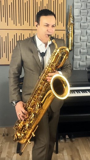 Christopher Reeve talvez tenha sido a ator mais emblemático de Superman. Ouvi esse tema há alguns dias e ele grudou no ouvido igual chiclete. Eu tinha acabado de dar aula de Barítono e pensei em tocá-lo nesse dia instrumento, pois, ainda não tinha escutado esse tema nesse sax. O resultado surpreendeu. Esse tema foi composto por John Williams para os filmes de 1990, e foi completamente abandonado nos novos filmes dos anos 2000. Como isso é possível? Essa composição faz parte da história musical d