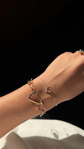 4.8K views · 34 reactions | Hvordan ser Athena og Tender Heart armbåndene ud i virkeligheden? Svaret er = VIIIILDT smukke! ✨ Armbåndene er fra Mads Z som er kendt for at lave fantastisk smukke smykker der emmer af godt design og luksus  | Pind J Design Guldsmedie | Facebook