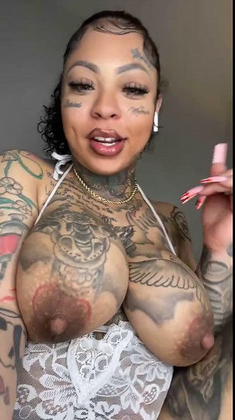 Pickachuuu booty girl riding dildoing squirt