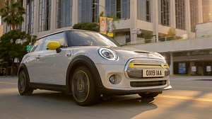 2020 Mini Cooper SE: A Subcompact Tesla Model 3 Alternative?