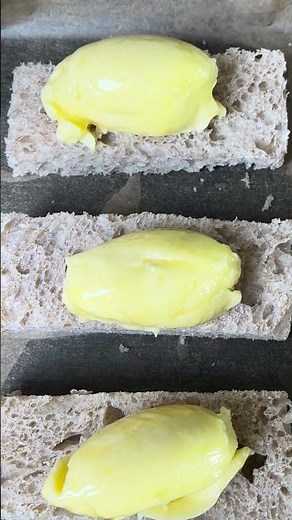 Crunchie bar butter toast 🍫🍯RECIPE ⬇️#baking #recipe #bread #butter #toast #food #foodtok #crunchie