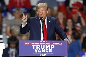 Donald Trump haalt zwaar uit naar Kamala Harris: “Geestelijk gehandicapt, ze zou vervolgd moeten worden”