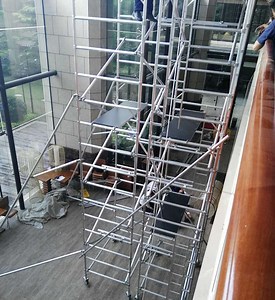 [Hot Item] Heavy-Duty 3.37m Aluminum Scaffolding with Ladder Blocks for Safety