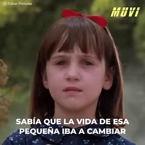 11K views · 255 reactions | Todos quisimos dar un gran golpe al personaje de Danny De Vito en “Matilda”. Ese padre desgraciado, aprovechador y simplemente maligno nos llenó de ira… pero detrás de las cámaras, ese hombre lo entregó todo con una sola misión: volver a hacer sonreír a una pequeña que lo estaba perdiendo todo. | Muvi | Facebook