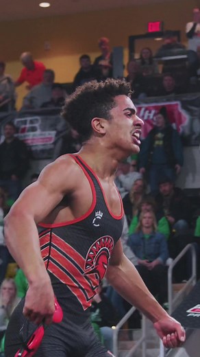 #5 Zayvion Ellington beats #2 Max Gast in the final match to send SB-L to the state dual title! #iahswr