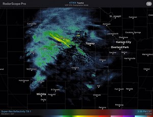 Good late afternoon kansas, a few light rain showers or sprinkles are moving through parts of northeast and east central kansas late this afternoon into the early evening hours, do not expect much in rain totals as they should range around a tenth of an inch or less Have the umbrella or rain coat handy as your leaving work soon for the evening rush home | Kansas Weather page | Facebook