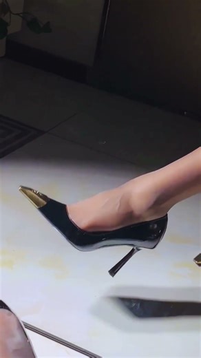 The Timeless Pointed-Toe Pump #classicstyle #pumps #heels