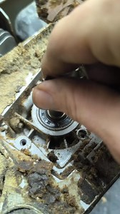 95K views · 1.2K reactions | Știai că poți remedia pentru o perioadă de timp, jocul din rulment/ambielaj doar schimbând simeringul? Uite cum se face. #mechanic #chainsaw #drujba | Razvan Cosma | Facebook