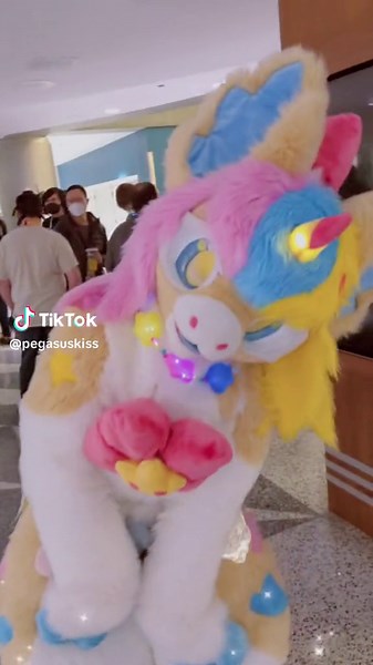i cant believe i never posted this cute vid @zeetheraccoon got of me at fc!! kiss kiss💖 #fursuit #unicornfurry #fc2023