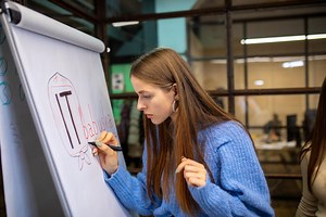 Teens teach pensioners to stay in touch in Ukraine