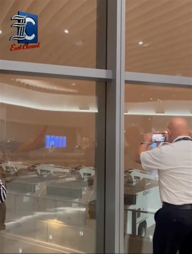 Phoenix, Arizona ~ A powerful dust storm swept through the region, leaving passengers stranded at Phoenix Sky Harbor International Airport.The storm caused significant disruption to flights and ground operations, stranding many travelers inside the airport as visibility dropped sharply. #Arizona #Phoenix #DustStorm #SkyHarbor #TravelAlert #BreakingNews #USA | East Channel | Facebook