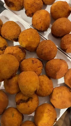 Pizzette e polpette…..martedì 18 novembre 👍 #olio #lesso #gastronomia #vaccherosse #mirtillo #olioextravergine #pierettospecialità #tbone #parmigianoreggiano #foodporn #fiorentina #decumana #Cotechino #formaggidicapra🐐 #demagi #capra #limousine | Pieretto Specialità