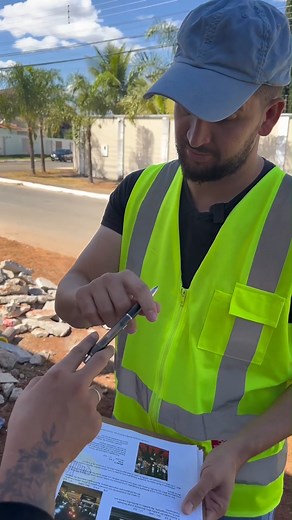 Worried woman judged a bricklayer by his appearance. | Lucy Rodarte