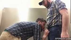 Chico criado por extraño en baño público