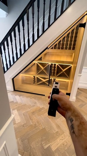 2.4K views · 23 reactions | Que demais essa adega que aproveita o espaço embaixo da escada. O que vocês acharam?  By: @derekbarrettdesign •───────────────────────• #arq_designer #arqdesigner #arqdesignermarketplace | Arquitetura & Design | Facebook