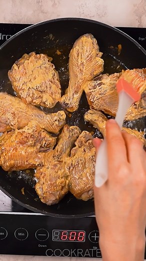 Cina imparateasca din 4 pulpe de pui! Reteta cu smantana dulce de gatit, la tigaie. Ingrediente: pulpe de pui - 4 buc ulei - 20 ml ceapă - 100 g ciuperci - 150 g usturoi - 2 căței făină - 30 g vin - 100 ml supă concentrată de găină - 150 ml sare - 10 g piper negru - 4 g Se înăbușă 20 min sub capac frișcă 150 g pătrunjel - 10 g pentru sos: iaurt - 100 g ulei - 40 ml turmeric - 5 g sare - 15 g boia de ardei roșu - 5 g ierburi de province - 5 g curry - 5 g Se servește cu cartof piure cartof fiert -