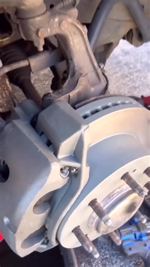 2014 Chevy Silverado 2500 caliper replacement brake bleed procedure #CarRepairTips #MechanicTips #CarTips#DIYAutoRepair #repairs #howto #fixit #trucks #automobile #autos | Confused Mechanics | Facebook