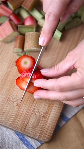 46 reactions · 4 comments | WHOLEMEAL RHUBARB AND STRAWBERRY CRUMBLE  Crumble lovers, say hello to delicious summer flavours! Rhubarb and strawberry combine with our Organic Fine Plain Wholemeal Flour, to make this much-loved pud that will have people asking for seconds. Find the recipe here: https://www.dovesfarm.co.uk/recipes/wholemeal-rhubarb-and-strawberry-crumble #crumblerecipe #summerbaking #organic | Doves Farm | Facebook