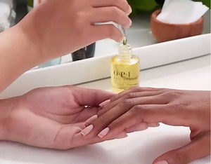 Avoir de beaux ongles c'est aussi en prendre soin ! Notre gamme ProSpa dédiée aux soins des mains et des pieds sera votre allié idéal avant et après une manucure😍 Utilisez le soin ProSpa Nail & Cuticle Oil pour hydrater et nourrir vos cuticules en profondeur💅🏻 Avez-vous déjà essayé notre gamme ? Qu'en pensez-vous ? | OPI France