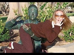 40 Hilarious Pics Of People Posing With Statues