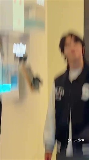 Por éstos gestos y muchos otros lo amo cada día más.(Ya se habrán dado cuenta que soy Chaunucista Aroha 😜😂) Les cuento el contexto: Había una niña contra el vidrio de la tienda viéndolo, ella le hizo 🫶 y él le respondió así como lo ven 🫸🫷, como decimos en Argentina es un dulce de leche de lo tierno que es.🥰🥰. Ojalá venga a nuestro país y chicas/OS hagamos fuerza para que así sea, nos encontraremos todos allí 🥰 #eunwoocute #eunwoofanart #eunwoolover #eunwooastroaroha #eunwoosingaporefanpa