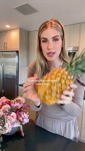 how to pick a ripe pineapple everytime 🍍#lifehacks #pineapple #pineapplerecipe #pineapplehack #groce