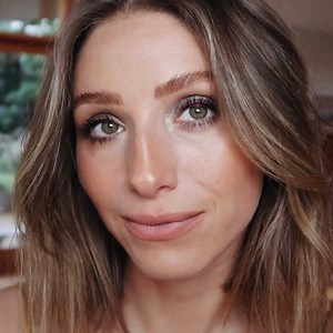 This makeup look is actually way easier to do than you think... perfect for a NYE party! 🎉 Ft. the new Revlon Canada Candid foundation concealer with anti-pollution, antioxidant and anti-blue light ingredients Products used: Rose Glow primer Candid foundation in 240 (no parabens, phtalates, synthetics) Candid antioxidant concealer in 010 InstaSculpt contouring palette ColorStay creme eye shadow in 755, 740 ColorStay brow kit in Blonde Sunlit Dream highlighting powder Matte is Everything lipstic