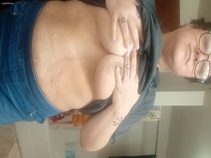 Como si nada se levanta la blusa para enseñar los melones