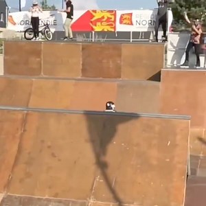 @thewebbieshow 🔥🤘🏽 Front Flair tire tap V2 • by @khe_bikes • 💎 Six years ago Mark Webb catched the whole crowd @glissfestival with @teamextremeshows • #bmx #bmxbike #khebikes #bmxfreestyle #tbt #bmxpark #bmxtricks #eminentbmxtv • 🔁Repostado: by @pebmx30 | Eminent Bmxtv