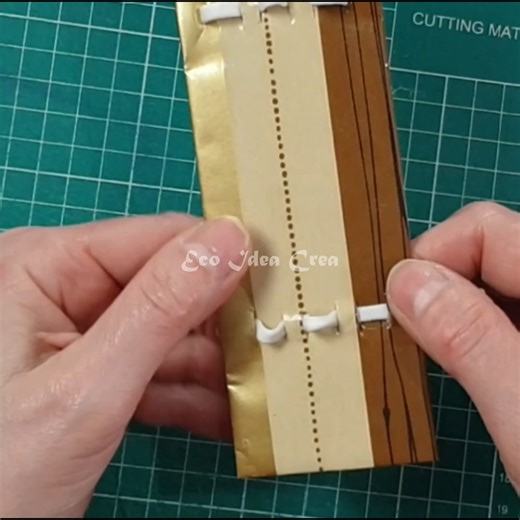 Estuche para lápices reciclado con cajas de tetra pak #estucheparalapices #cartuchera #canopla #ideasconcajasdeleche #ecoideacrea | Eco Idea-crea