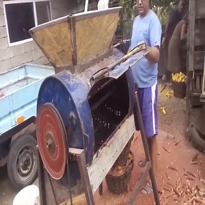 The machine that separates corn quickly. | Giant Machine