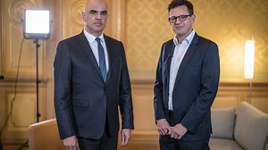 Bundesrat Alain Berset im Gespräch mit Christian Dorer