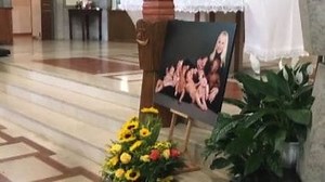 L'Argentario saluta Raffaella Carrà, Japino accompagna le ceneri