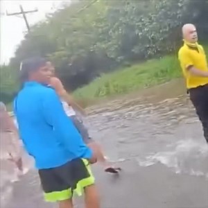 16K views · 263 reactions |  Heroico rescate en Filadelfia, Guanacaste: Un adulto mayor fue arrastrado por la corriente al intentar cruzar una vía inundada. Un bombero, arriesgando su vida, logró salvarlo y ponerlo a salvo en medio de la emergencia. | Days Oclock Costa Rica | Facebook