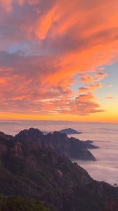 Sunrise over Huangshan, a breathtaking view. #Huangshan #Sunrise #NaturalBeauty 黄山日出，壮丽景色令人叹为观止。#黄山 #日出 #自然美景 | Go Great Huangshan Mountain