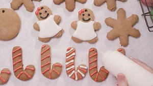 Decorating Gingerbread Cookies Royal Icing Christmas: стоковое видео (без лицензионных платежей), 1007220598 | Shutterstock