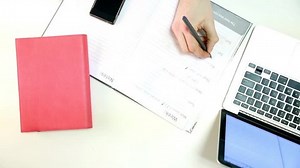 Man Works Office Self Employed Worker: stock video (100% bez autorských poplatků) 23761945 | Shutterstock