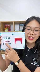 Từ [desk] tưởng đơn giản nhưng các bạn học sinh lại luôn đọc là "đét" mà thiếu đi âm đuôi [sk] Cùng xem video và luyện tập để không bị thiếu âm đuôi nha 🥰 ------- Ba mẹ tham khảo chương trình học phát âm cho con tại: https://on.enpro.vn/danh-van-tieng-anh-hoc-sinh #tuvungtieuhoc #tienganhtreem #tienganhlopmot | ENPRO
