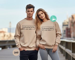 Est.2026 Sweat grand-mère et grand-père personnalisé, cadeau pour les grands-parents, sweat à capuche nouvelle grand-mère, nouvelle chemise grand-père, t-shirts pour couple grands-parents - Etsy France