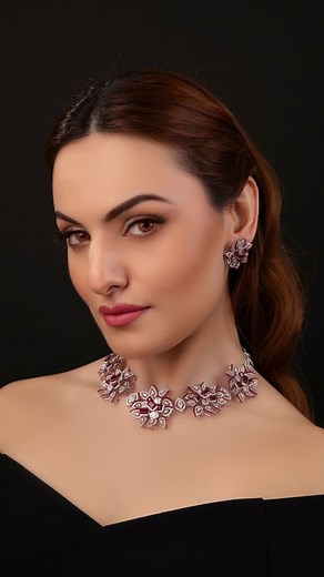 Steal the show with our exclusive Diamond set, designed with intricate flower carvings just for you ✨ #meenajewellersdubai #newcollection #diamondset #explore #fr #diamonds #viral #reels #dubai #trend | Meena Jewellers Dubai