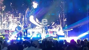 朗 ¡One, Two, Three, Go! Belanova enciende el CUM en #Hermosillo  Luego de 6 años de ausencia, la banda formada en Guadalajara, Jalisco, regresa a la capital de Sonora con su gira Vida en Rosa, poniendo a cantar y bailar a los asistentes en el Centro de Usos Múltiples con éxitos como 'Me Pregunto'. 'One, Two, Three, Go!' y hasta un cover de 'Como la flor' de Selena.  | Juan Olivas | Expreso | Facebook