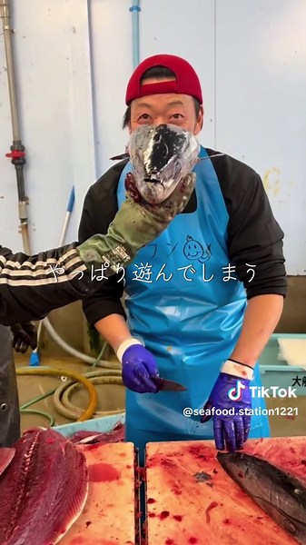 大力水産の加工場でカツオを捌く玉子おじさん。 #カツオ