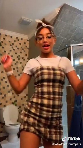 TikTok Girl Accidentally *FLASHES* In Video