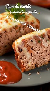 Pain de Viande Fondant à la Mozzarella & Sauce Tomate 🍽️ Pour 4 à 6 personnes 🧂 Ingrédients Pour le pain de viande : 500 g de viande hachée (bœuf, ou mélange bœuf/veau/porc) 1 oignon moyen, finement haché 1 gousse d’ail écrasée 2 œufs 50 g de chapelure (ou mie de pain trempée dans un peu de lait) 50 g de parmesan râpé 1 cuillère à soupe de persil haché 1 cuillère à soupe d’huile d’olive 1 cuillère à soupe de concentré de tomate (facultatif, pour colorer la viande) Sel, poivre Garniture : 150 g