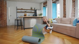 Schöne junge Frau, die im Inneren: Stockvideos & Filmmaterial (100 % lizenzfrei) 1056235730 | Shutterstock