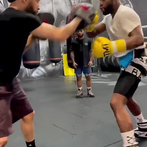 Floyd Mayweather giving an effortless boxing masterclass on the pads in his mid-40s… [🎥 Floyd Mayweather] | BTR Boxing Podcast Network
