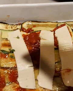 42 reactions | Stasera parmigiana di melanzane e zucchine...con formaggio veg morbido autoprodotto. Si fa il formaggio vegetale e poi strati di passata, zucchine, melanzane, erbette, formaggio...a non finire e poi in forno. Stasera si mangia  #veganislovenotdiet #parmigianaveg #parmigianadimelanzaneezucchine #veganperglianimali #vacanzevegumbria #agriturismoveganoinumbria #agriturismovegan #veganfood | Torre Morgana Agriturismo Vegano in Umbria | Facebook