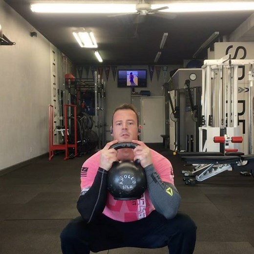 🔥 30 Minutes x 3 moves EMOM style lower body fat burner 🔥 The Set Up - Minute #1 - 10 reps KB Goblet Squats - Minute #2 10 reps KB Swings Minute #3 10 reps Bulgarian Split Squats per leg (20 reps total) that's 1 cycle compete 10 total cycles for 30 minutes. Load the squats and swings as needed (97lbs) is what I used. Enjoy and tag me at #jeremyscottfitness if you use this in your training this week! #workouts #workoutmotivation #onlinecoaching #legday #metabolic #squats #squat #hiit #emom #fat